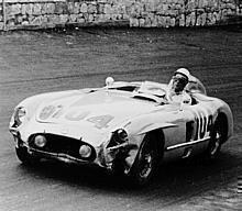 Targa Florio, 16.10.1955. Stirling Moss auf Mercedes-Benz Typ 300 SLR-Sport-Rennwagen mit der Startnummer 104. Mercedes-Benz Sieger-Team: Stirling Moss/Peter Collins.